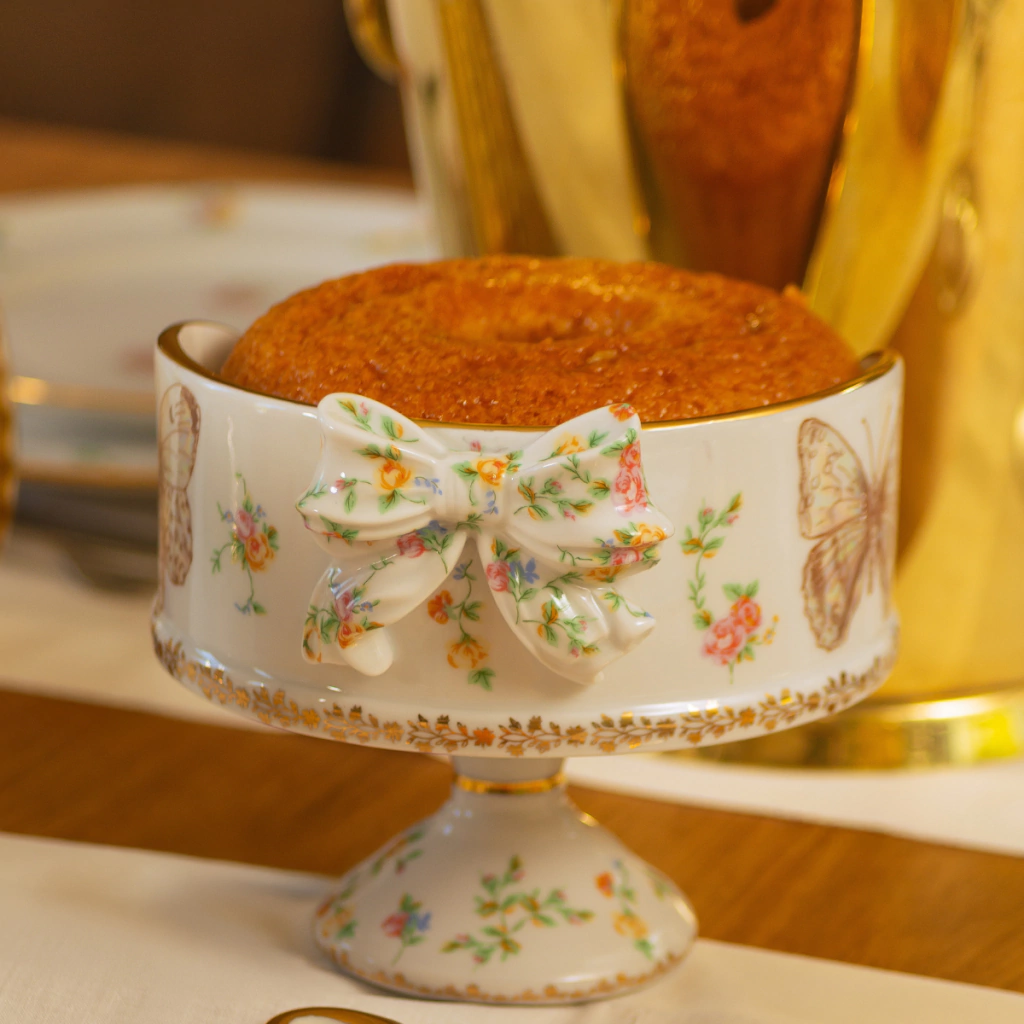 Panetoneira com Base Maison Laço – Edição Artesanal